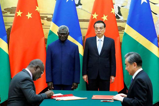 Thủ tướng Trung Quốc Lý Khắc Cường và Thủ tướng Quần đảo Solomon Manasseh Sogavare chứng kiến lễ ký thỏa thuận hợp tác song phương tại Bắc Kinh vào tháng 9/2019. (Ảnh: Reuters)