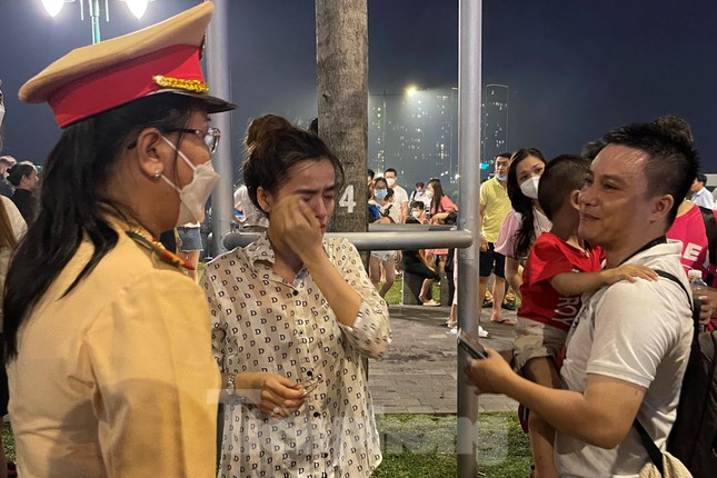 CSGT bàn giao cháu bé lại cho người thân tại khu vực công viên Bạch Đằng