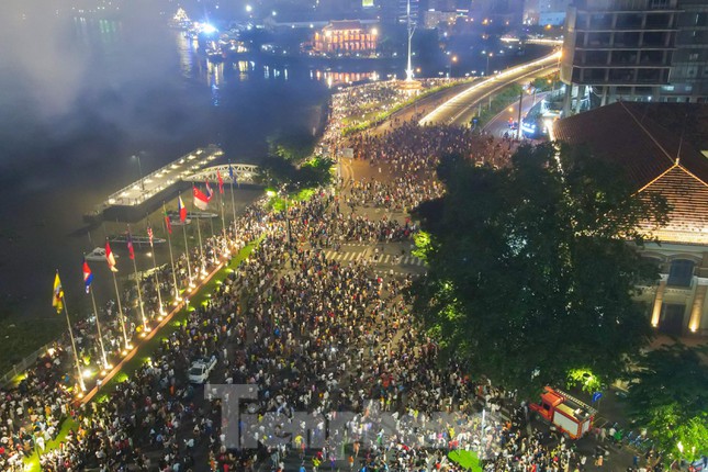 Khu vực cháu bé đi lạc có rất đông người dân đứng xem pháo hoa