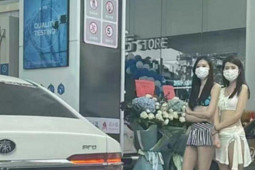 Phi thường - kỳ quặc - Trạm xăng thuê người mẫu mặc bikini quảng cáo gây tắc cả một tuyến đường