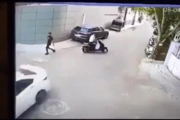 Phi thường - kỳ quặc - Video: Thót tim cảnh ô tô lùi xe "trả thù", húc xe máy văng cả mét