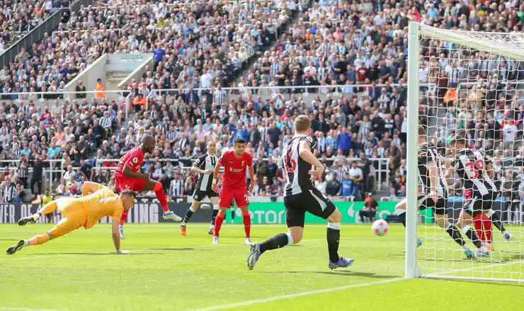 Naby Keita "lên tiếng" đúng lúc để ghi bàn vào lưới Newcastle&nbsp;trong trận đấu mà các tiền đạo Liverpool thi nhau bỏ lỡ cơ hội