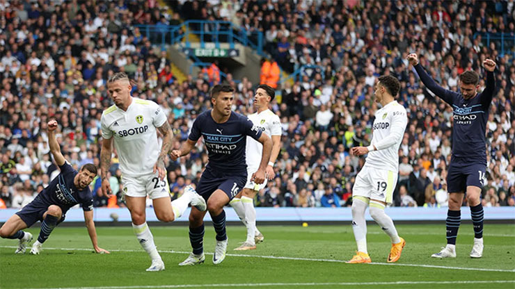 Man City thắng đậm Leeds United trên sân khách để đòi lại ngôi đầu bảng từ tay Liverpool