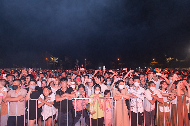 Người dân, du khách hào hứng với đêm nhạc sôi động SunFest Thanh Hóa - 2