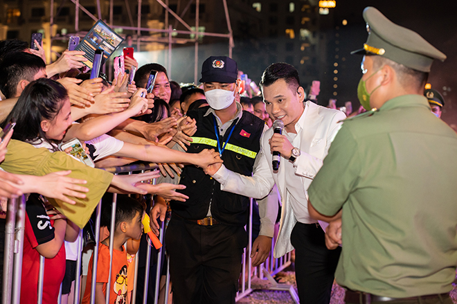 Người dân, du khách hào hứng với đêm nhạc sôi động SunFest Thanh Hóa - 7