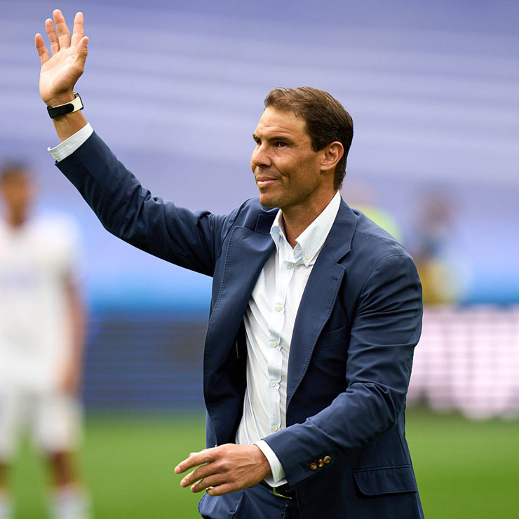 Rafael Nadal xuống sân Santiago Bernabeu vẫy chào các CĐV trên khán đài trước trận Real Madrid - Espanyol tối 30/4