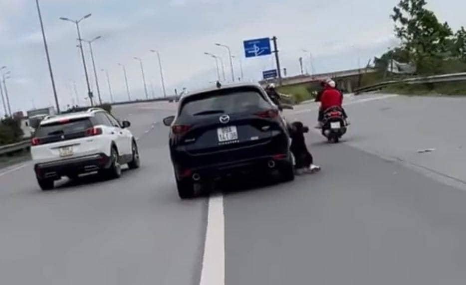 Xôn xao clip người phụ nữ đu bám trên xe Mazda, cảnh sát vào cuộc xác minh - 2