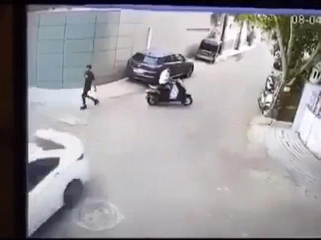 Phi thường - kỳ quặc - Video: Thót tim cảnh ô tô lùi xe "trả thù", húc xe máy văng cả mét
