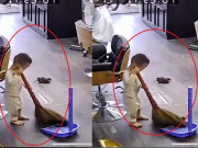 Bạn trẻ - Cuộc sống - Clip: Bé trai 3 tuổi &quot;đốn tim&quot; dân mạng khi chăm chỉ quét dọn nhà