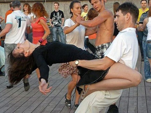 Tranh vui - Những hành động khó đỡ nơi công cộng khiến nhiều người giật mình