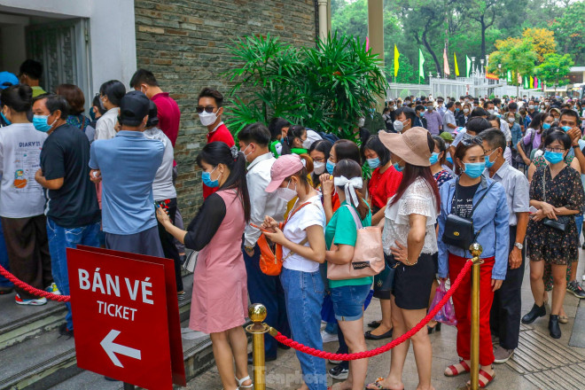 Ghi nhận của Tiền Phong vào lúc 14h chiều ngày 1/5 tại khu vực quầy bán vé của Dinh Thống Nhất đã có rất đông người dân đứng xếp hàng dài để chờ đến lượt mua vé vào tham quan.