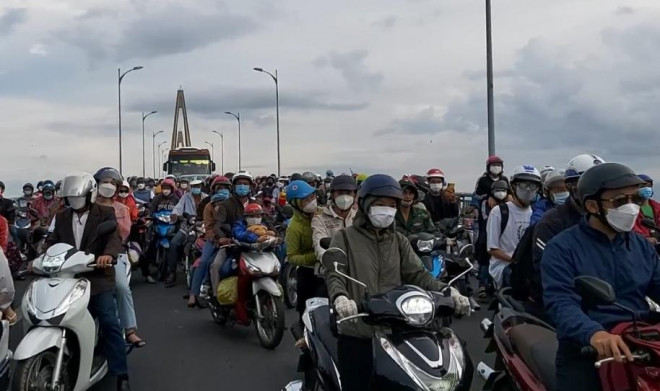 3 ô tô tông liên hoàn trên cầu Rạch Miễu, nhiều người bị thương, ùn tắc hàng km - 4