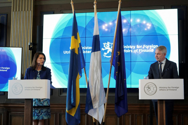 Bộ trưởng Ngoại giao Thụy Điển Ann Linde và Bộ trưởng Ngoại giao Phần Lan Pekka Haavisto dự họp báo chung hôm 29-4. Ảnh: Reuters