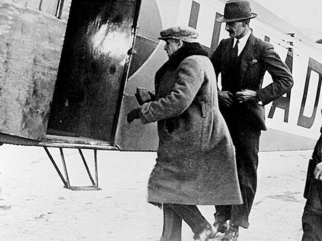 Thế giới - Bí ẩn chuyến bay chở tỷ phú lừng danh gần 100 năm chưa lời giải