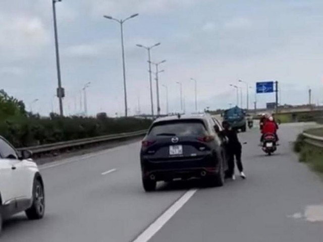 Tin tức trong ngày - Tài xế xe Mazda kéo lê người phụ nữ bên cánh cửa ô tô bị xử lý thế nào?