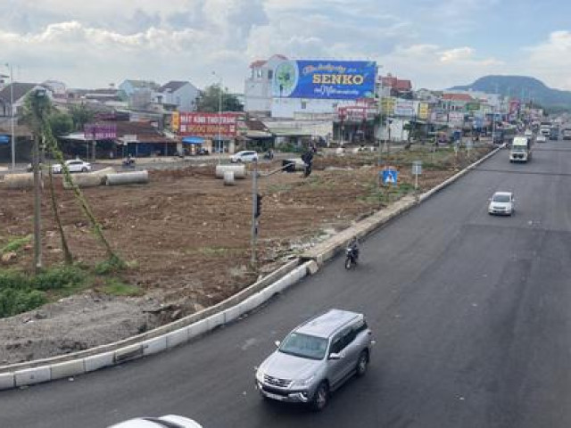 Tin tức trong ngày - Bất ngờ hình ảnh xe cộ về TP HCM qua cửa ngõ Đồng Nai chiều 2-5