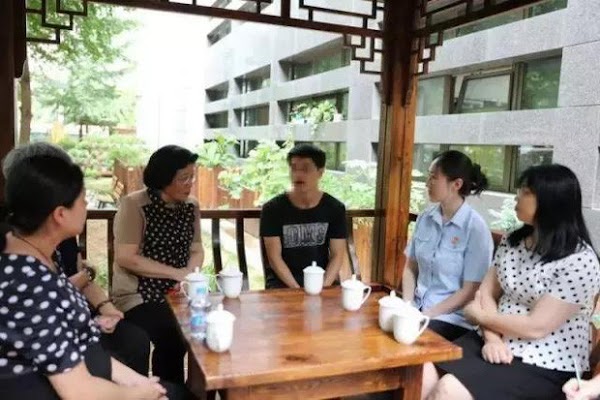 Bằng sự nỗ lực của bản thân, anh đã trở thành thủ khoa và trúng tuyển vào trường Đại học có tiếng.