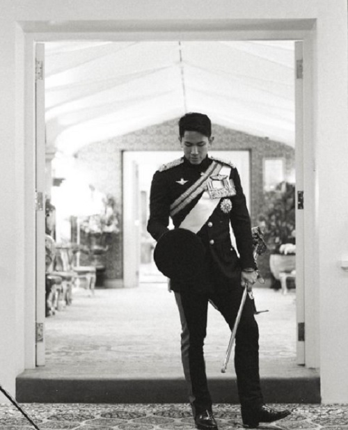 Putera Mateen được ví như chàng hoàng tử bước ra từ cổ tích với ngoại hình đẹp như người mẫu, giàu có, tài giỏi trong nhiều lĩnh vực lại chưa từng có điều tiếng, thị phi.