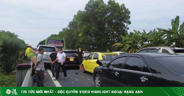 The accident of 5 cars on Phap Van – Cau Gie highway, the way back to Hanoi is 4km long
