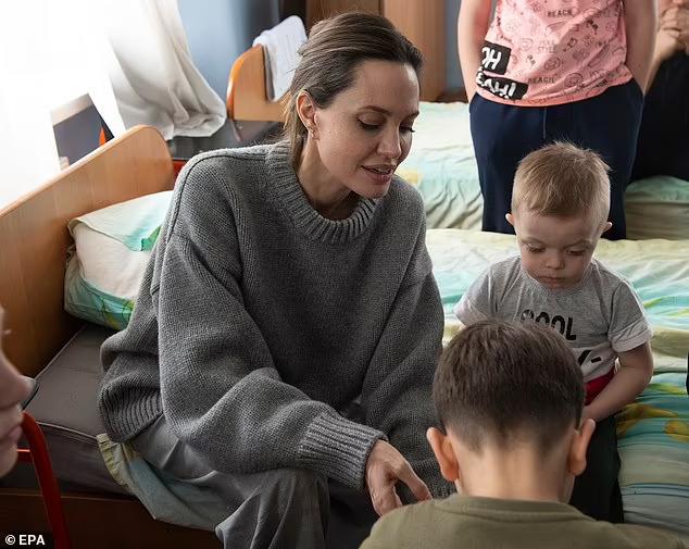 Angelina Jolie bí mật đến thăm trẻ mồ côi ở Ukraine, bỏ tin đồn nhận thêm con nuôi - 3