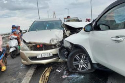 Tin tức trong ngày - 3 ô tô tông liên hoàn trên cầu Rạch Miễu, nhiều người bị thương, ùn tắc hàng km