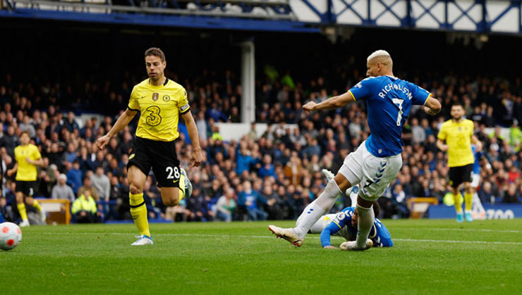 Cesar Azpilicueta mất bóng ở sân nhà khiến Chelsea bị Richarlison của Everton chọc thủng lưới