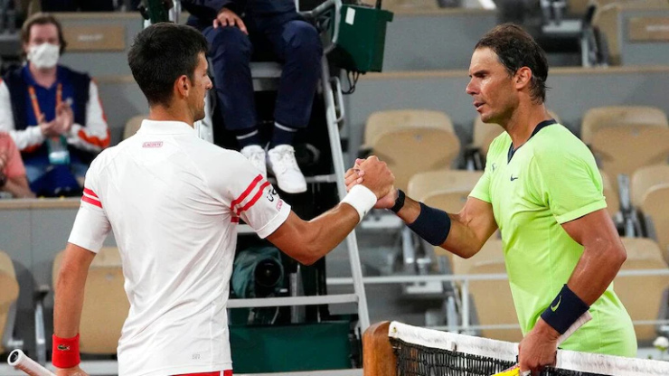 Djokovic (áo trắng) nhiều áp lực hơn Nadal (áo xanh) trước thềm Madrid Open 2022