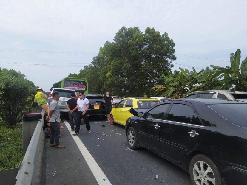 The accident of 5 cars on Phap Van - Cau Gie highway, the way back to Hanoi was blocked for 4km - 1