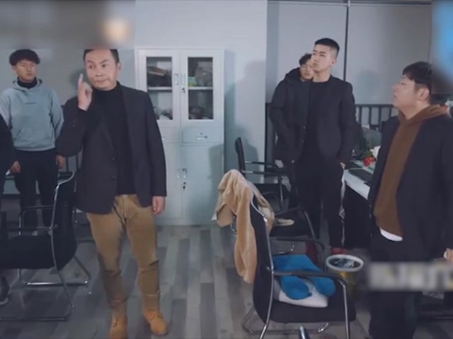 Clip hài hước - Hiểu nhầm ý sếp khiến cả công ty phải... nhịn đói