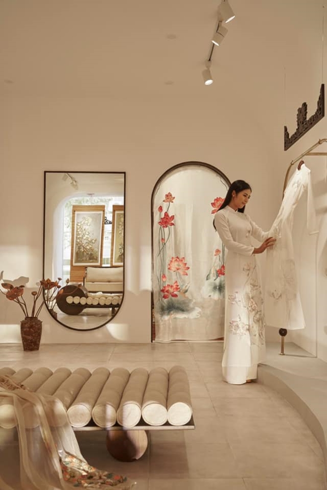 Hoa hậu Việt Nam 2010 trong cửa hàng áo dài ở Hà Nội với không gian được đầu tư thiết kế sang trọng.
