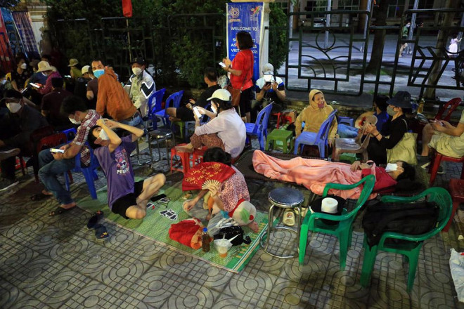 Ngay từ đêm qua 2-5, hàng trăm CĐV đã có mặt tại khu vực Nhà thi đấu tỉnh Phú Thọ, nơi tổ chức bán vé trực tiếp, để xếp hàng giữ chỗ. Họ mang theo chăn, chiếu, ghế, giường xếp... để qua đêm ngay trên vỉa hè