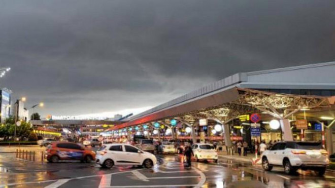 Heavy rainstorm, 7 flights to Tan Son Nhat had to land at another airport - 1