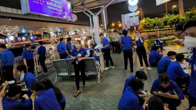 Heavy rainstorm, 7 flights to Tan Son Nhat had to land at another airport - 2