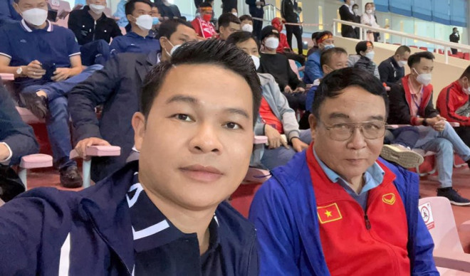 Anh Trần Văn Quỳnh và bố xem trận HA Gia Lai - Sydney trên sân Thống Nhất. Ảnh: AN.