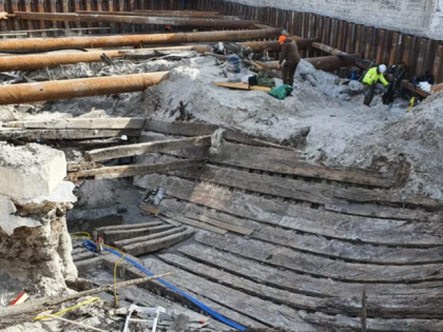 Du lịch - Tàu ma 700 tuổi bất ngờ "xuyên không", hiện ra giữa thành phố