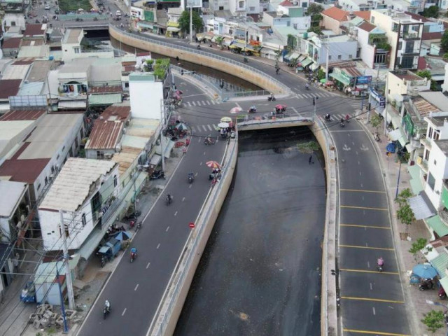 Tin tức trong ngày - Video: Kênh nước đen đang dần thay màu giữa TP.HCM