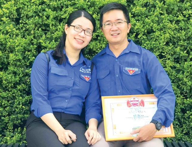 Hai vợ chồng Nam Việt – Hoàng Oanh hăng hái cống hiến sức trẻ trong thời gian cao điểm chống dịch