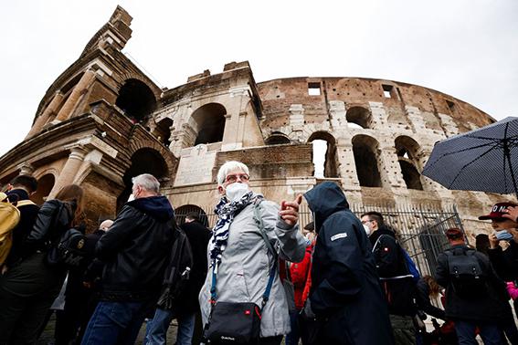 Một địa điểm thu hút nhiều khách tham quan tại TP Rome vào đầu tháng 4-2022 sau khi chính phủ Ý bắt đầu dỡ bỏ các biện pháp phòng chống Covid-19. Ảnh: Reuters