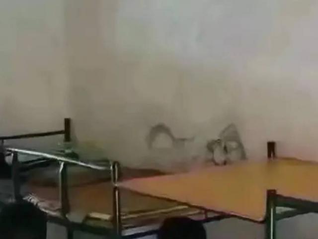 Bạn trẻ - Cuộc sống - Chàng trai dọn vào ký túc, bất ngờ phát hiện “kỷ niệm” của đàn anh để lại