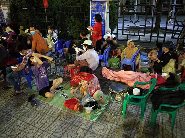 CĐV mang chăn chiếu, ngủ qua đêm xếp hàng mua vé xem U23 Việt Nam
