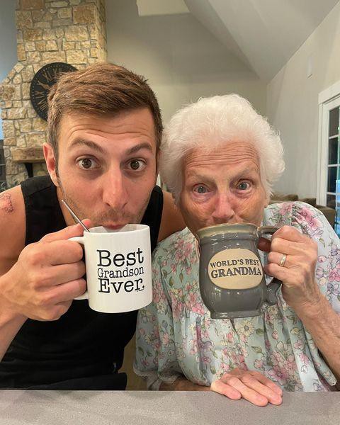 Funny photos attract 2.6 million followers of 95-year-old grandmother and grandson - 3