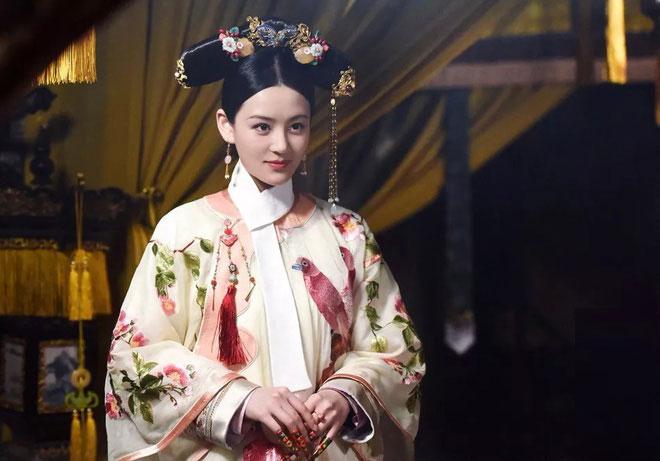 Hiếu Ý Nhân Hoàng hậu thừa hưởng nền giáo dục tốt đẹp và vào cung từ rất sớm.