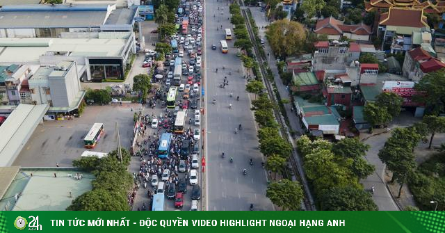 Traffic “cools down” on the day people return to Hanoi after the holiday