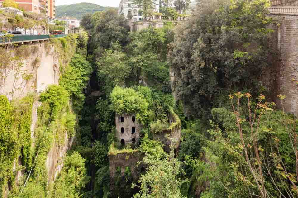 8 abandoned places on TG swallowed by nature, unbelievable breathtaking scenery - 7