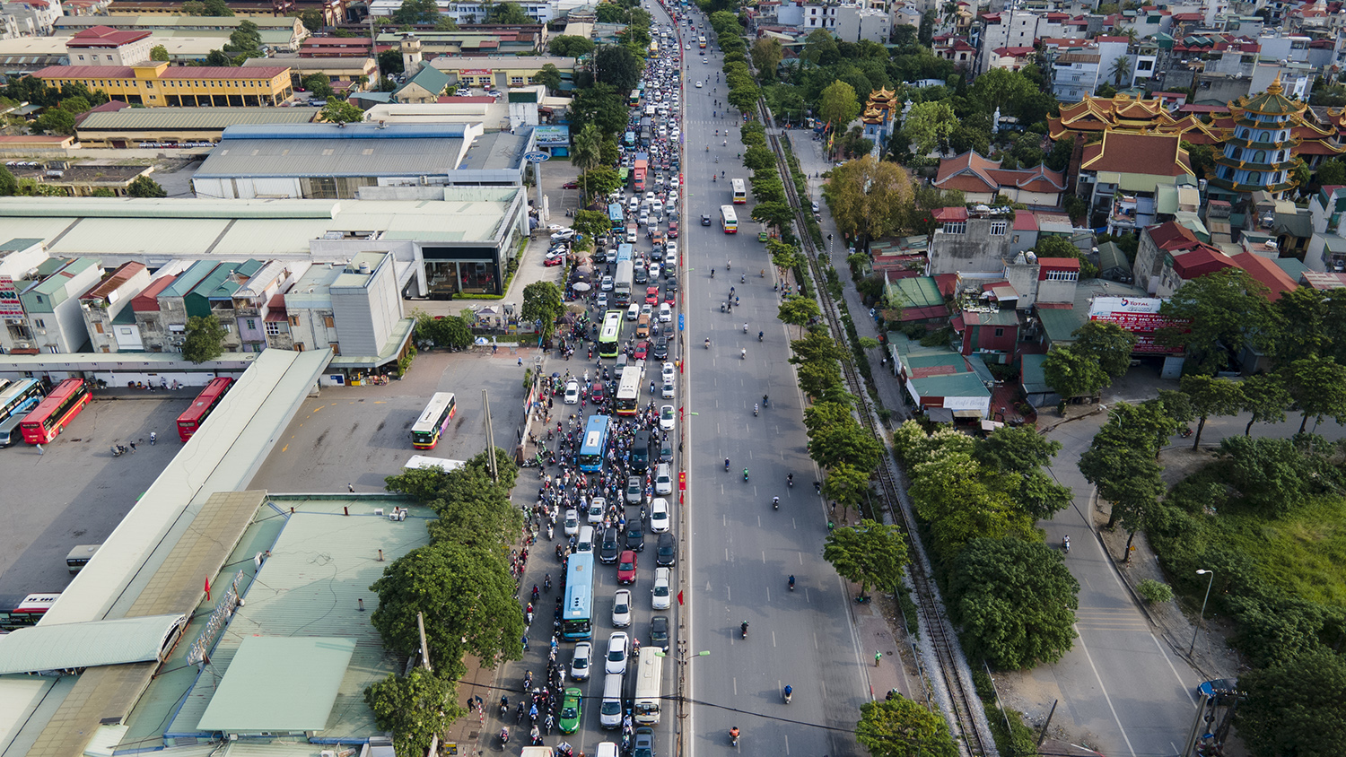 Traffic " reduce heat"  on the day people return to Hanoi after the holiday - 1