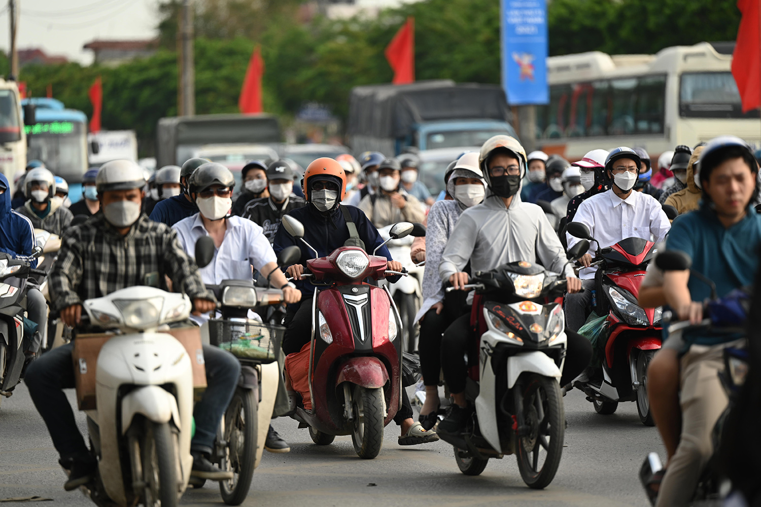 Traffic " reduce heat"  on the day people return to Hanoi after the holiday - 10