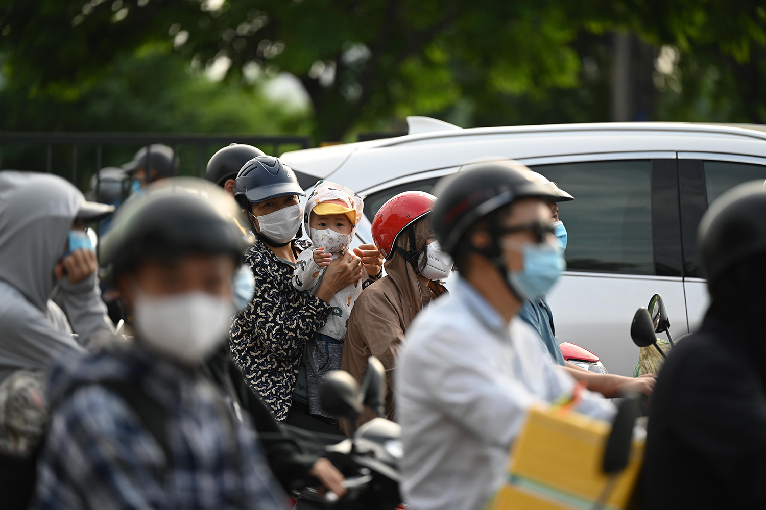 Traffic " reduce heat"  on the day people return to Hanoi after the holiday - 11