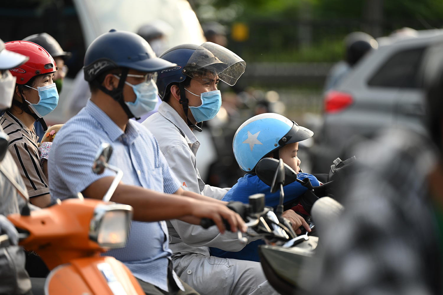 Traffic " reduce heat"  on the day people return to Hanoi after the holiday - 12