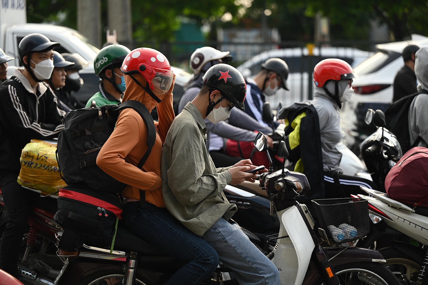 Traffic " reduce heat"  on the day people return to Hanoi after the holiday - 13