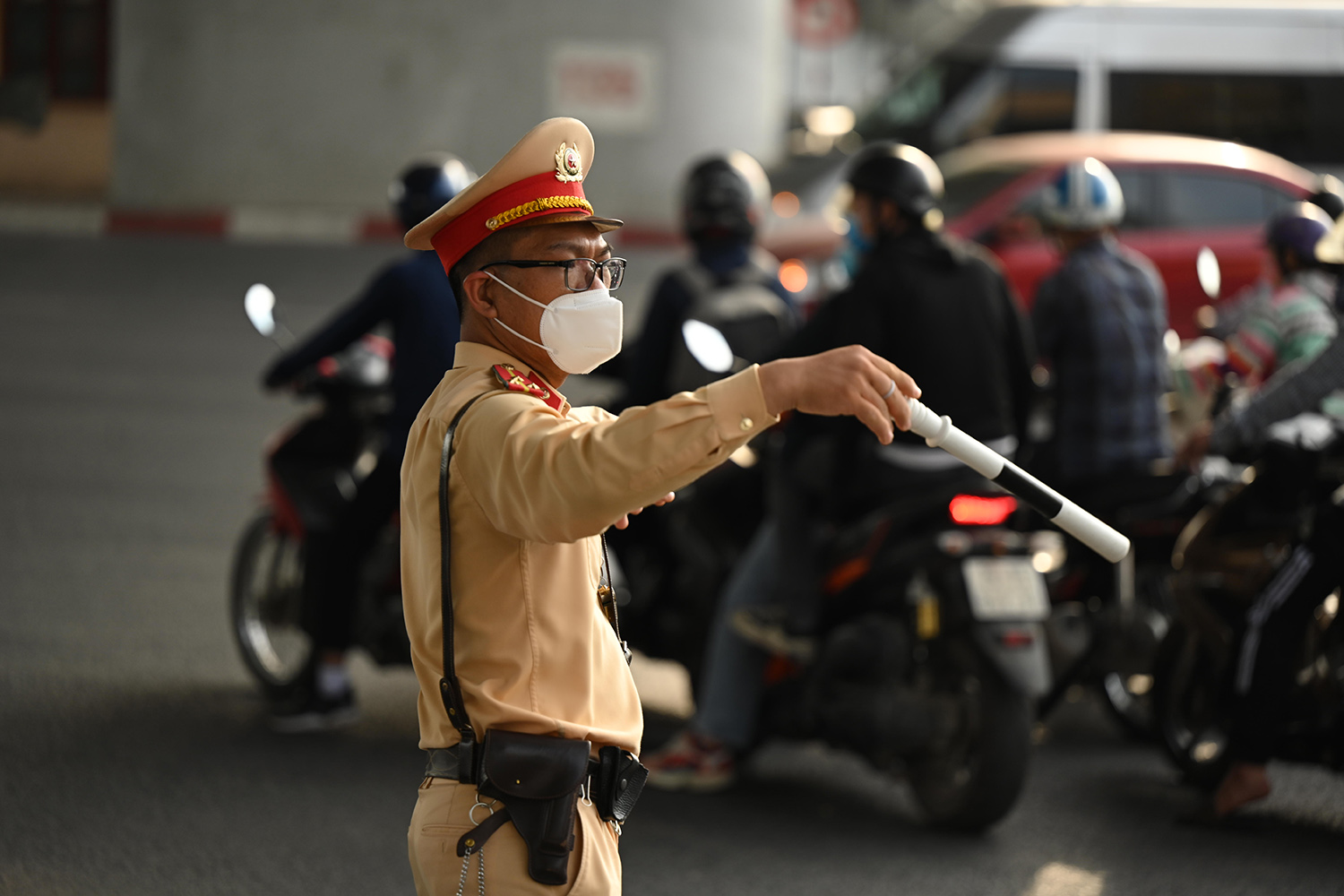 Traffic " reduce heat"  on the day people return to Hanoi after the holiday - 15